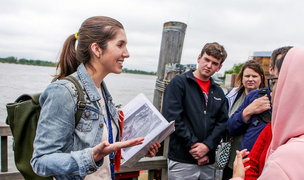 how-much-to-tip-tour-guide-e1677027681868-1024x607.jpg